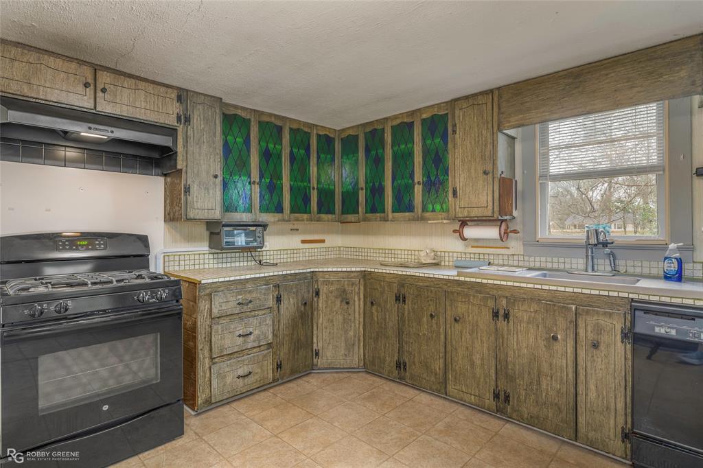 302 Princeton Road Princeton, LA 71067 - Photo 17 of 33 a kitchen with granite countertop a sink stainless steel appliances and cabinets