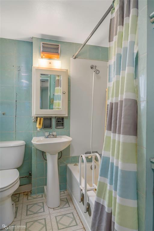 302 Princeton Road Princeton, LA 71067 - Photo 29 of 33 a bathroom with a sink toilet and shower