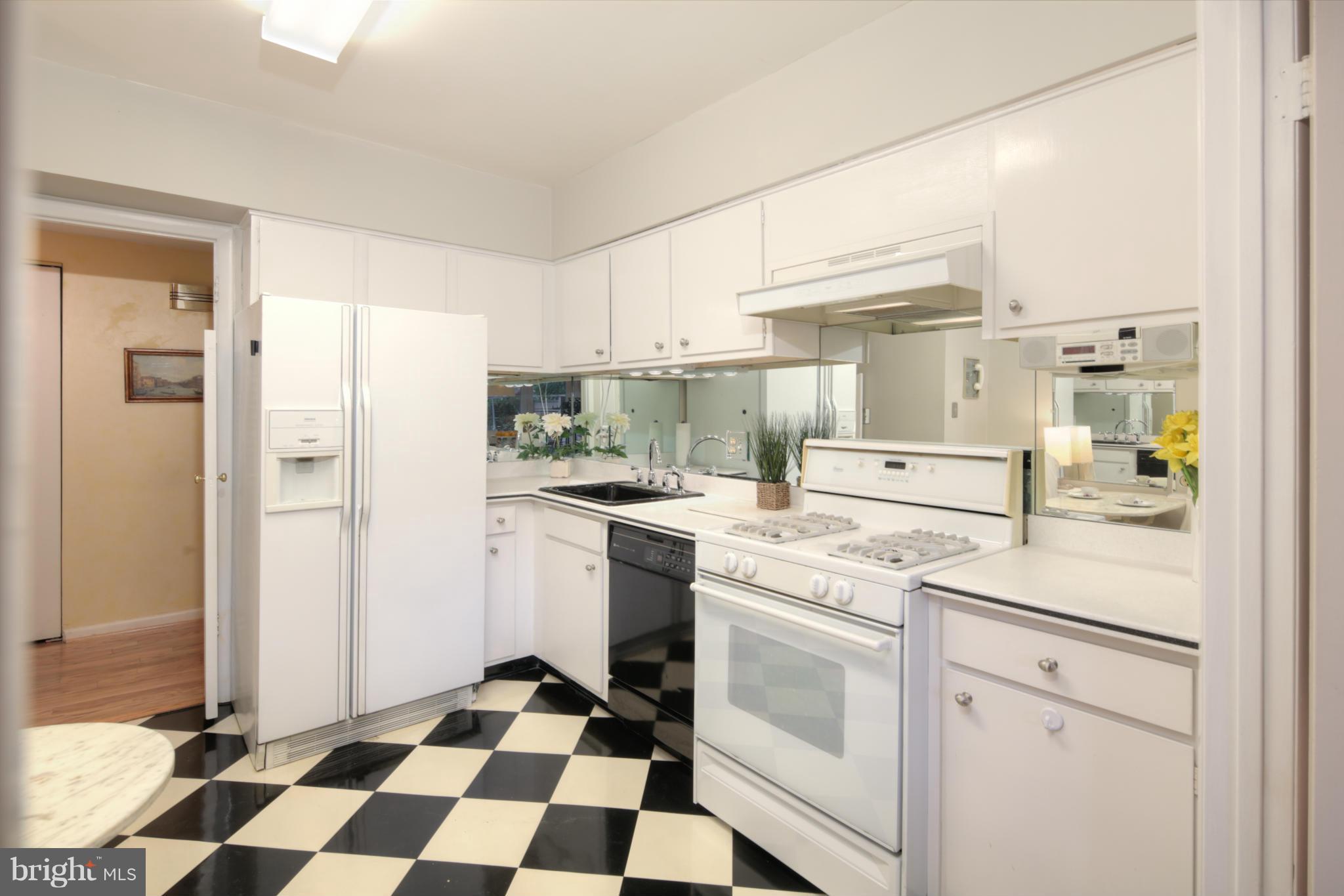 5 Cross Keys Road, Unit 5B Baltimore, MD 21210 - Photo 14 of 30 Kitchen
