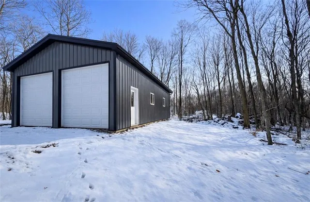 a view of a house with backyard and trees