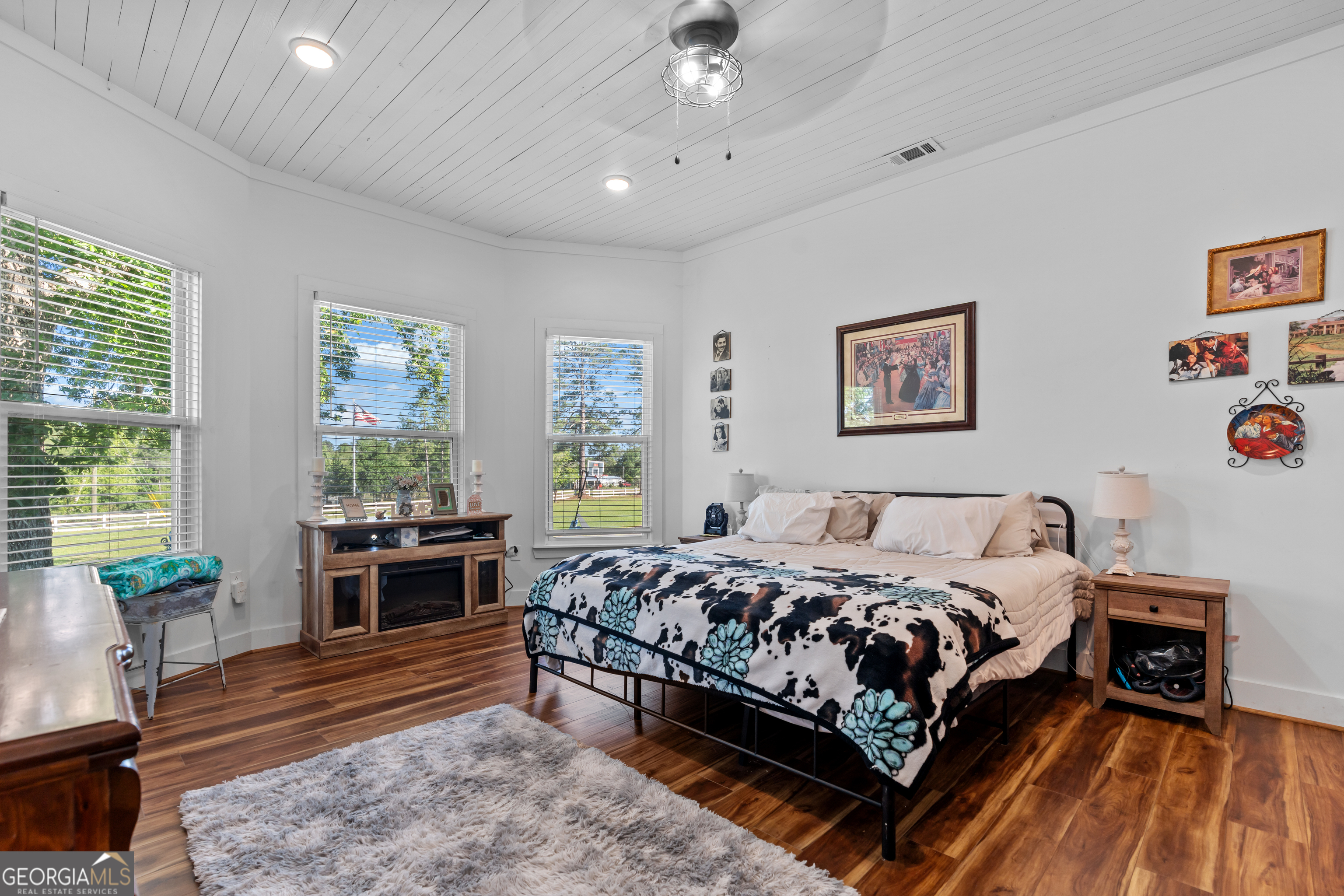 5065 10 Mile Road Baxley, GA 31513 - Photo 38 of 70 a bed room with a bed and a couch