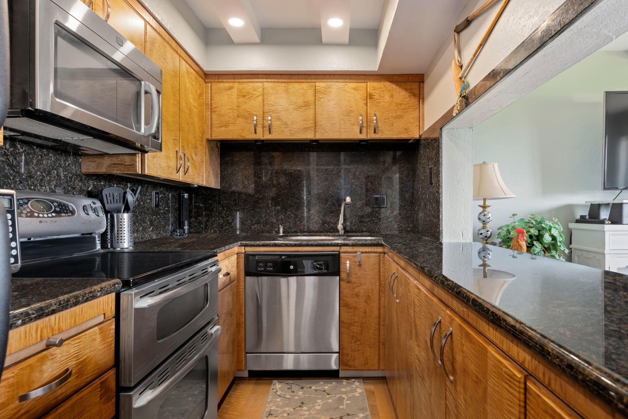 3375 Foothill Road, Unit 524 Carpinteria, CA 93013 - Photo 11 of 22 13 - Kitchen