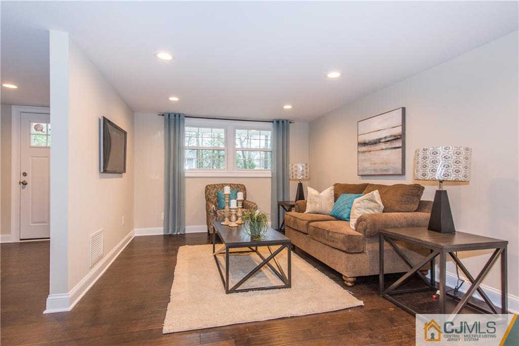 9 Huntington Road Edison, NJ 08820 - Photo 3 of 33 Gallery Image 3
