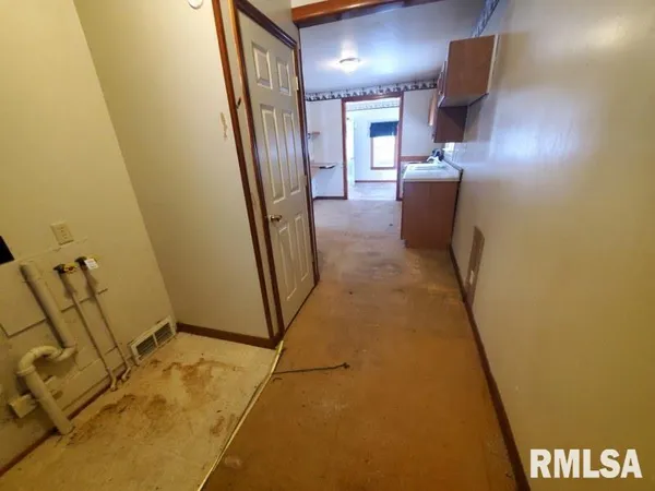 a view of entryway with a door