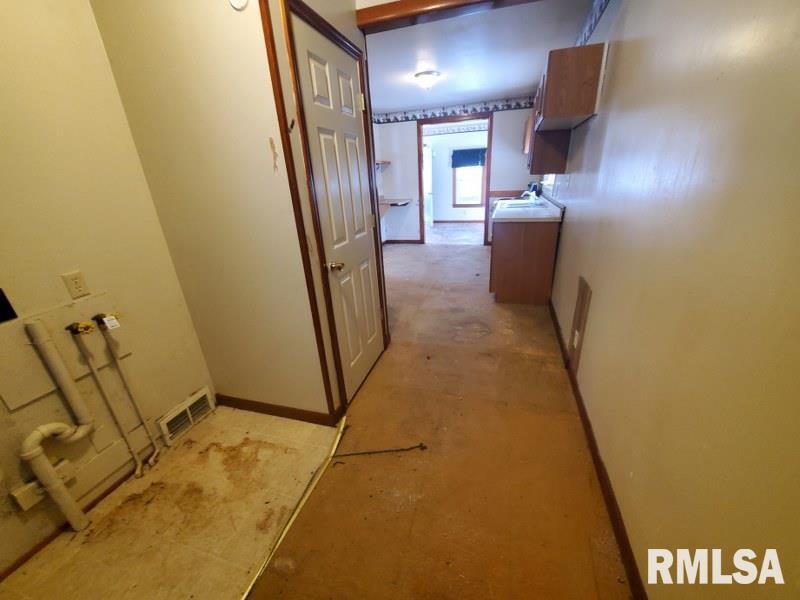 1385 Clark Street Galesburg, IL 61401 - Photo 4 of 15 a view of entryway with a door