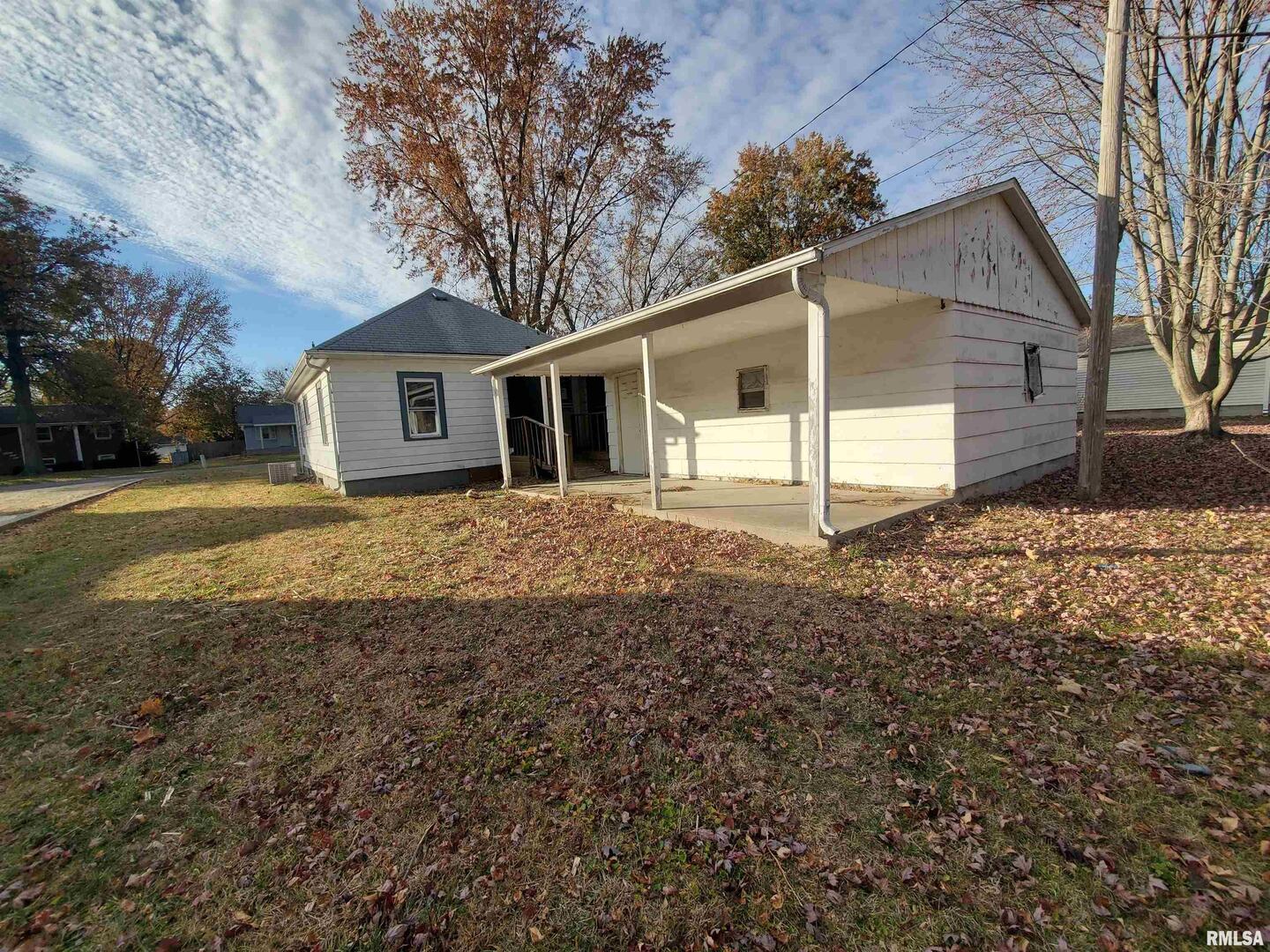 1385 Clark Street Galesburg, IL 61401 - Photo 8 of 15 a front view of house with yard and trees