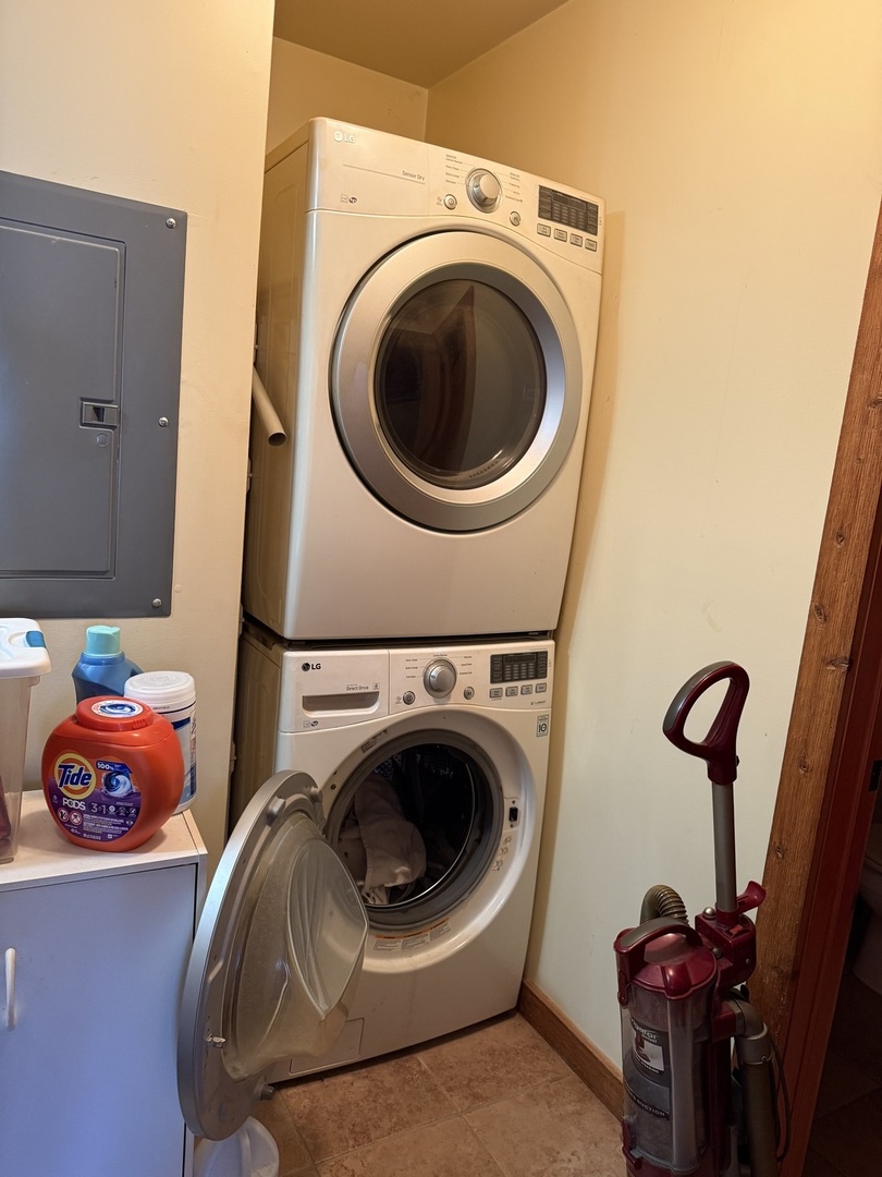 211 Walleye Circle Wilmington, IL 60481 - Photo 13 of 15 a utility room with dryer and washer