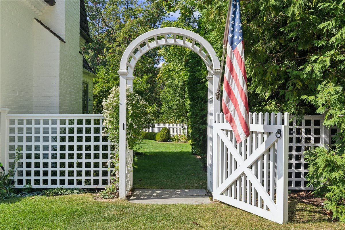 340 Crescent Drive Lake Bluff, IL 60044 - Photo 3 of 43