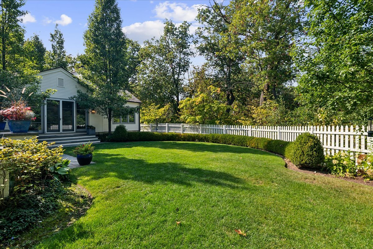 340 Crescent Drive Lake Bluff, IL 60044 - Photo 4 of 43