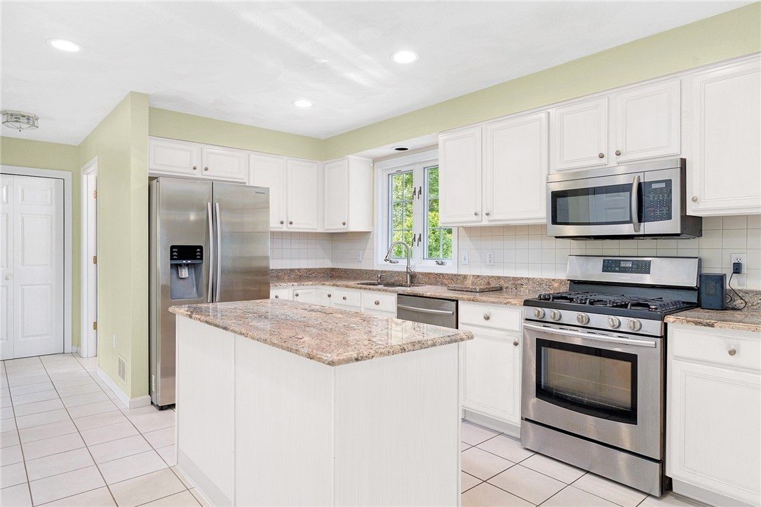 52 Ginger Trail Coventry, RI 02816 - Photo 4 of 30 Gallery Image 4