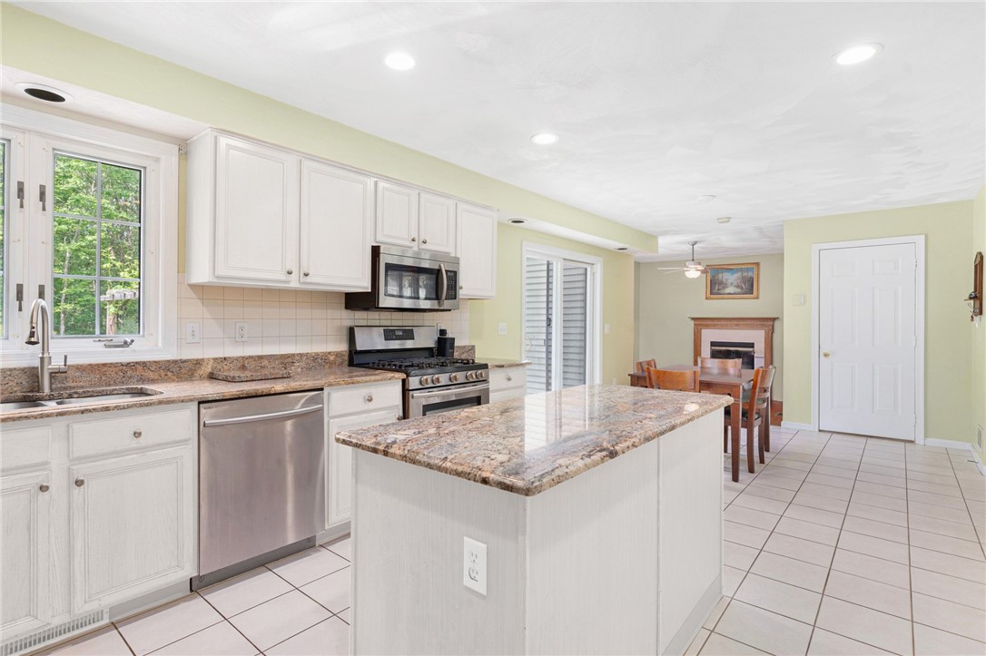 52 Ginger Trail Coventry, RI 02816 - Photo 6 of 30 Gallery Image 6