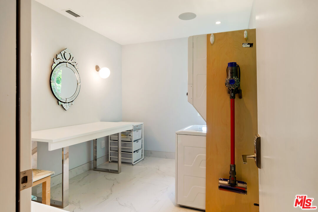 9422 Readcrest Drive Beverly Hills, CA 90210 - Photo 16 of 23