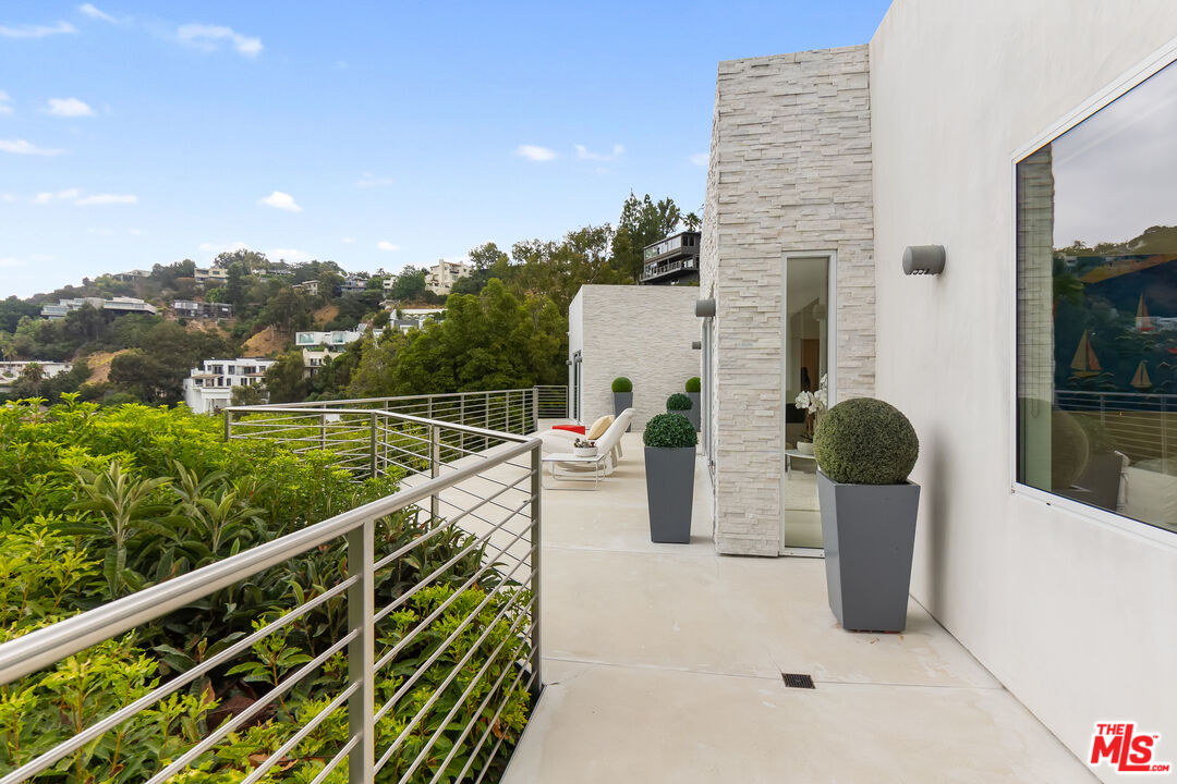 9422 Readcrest Drive Beverly Hills, CA 90210 - Photo 17 of 23
