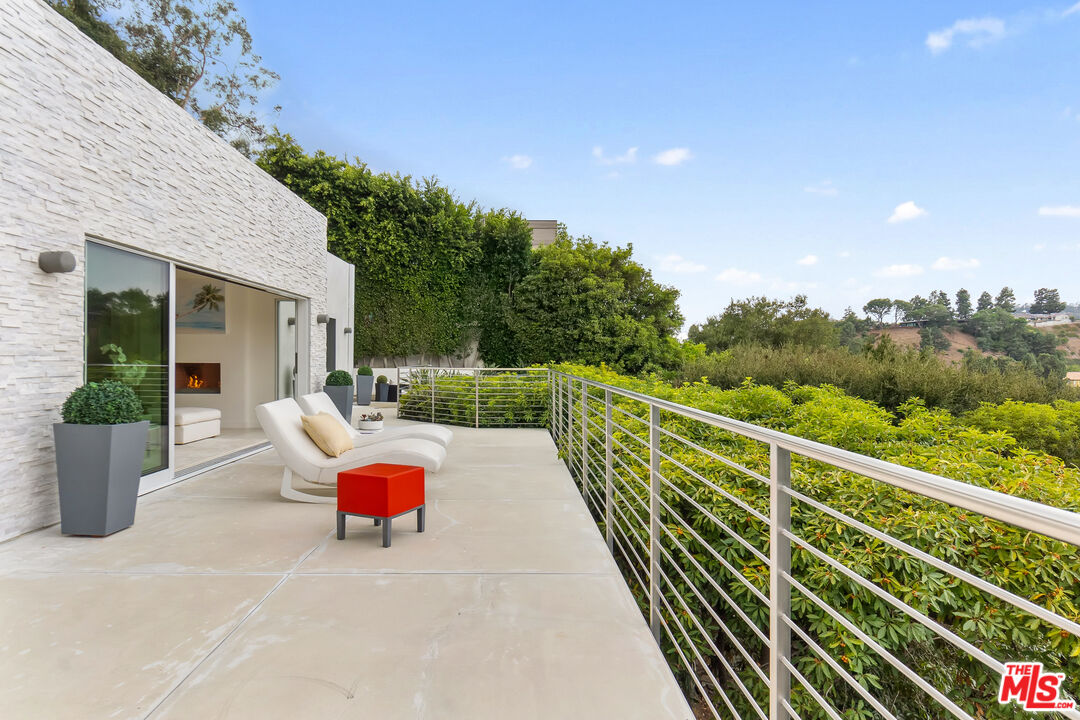 9422 Readcrest Drive Beverly Hills, CA 90210 - Photo 18 of 23