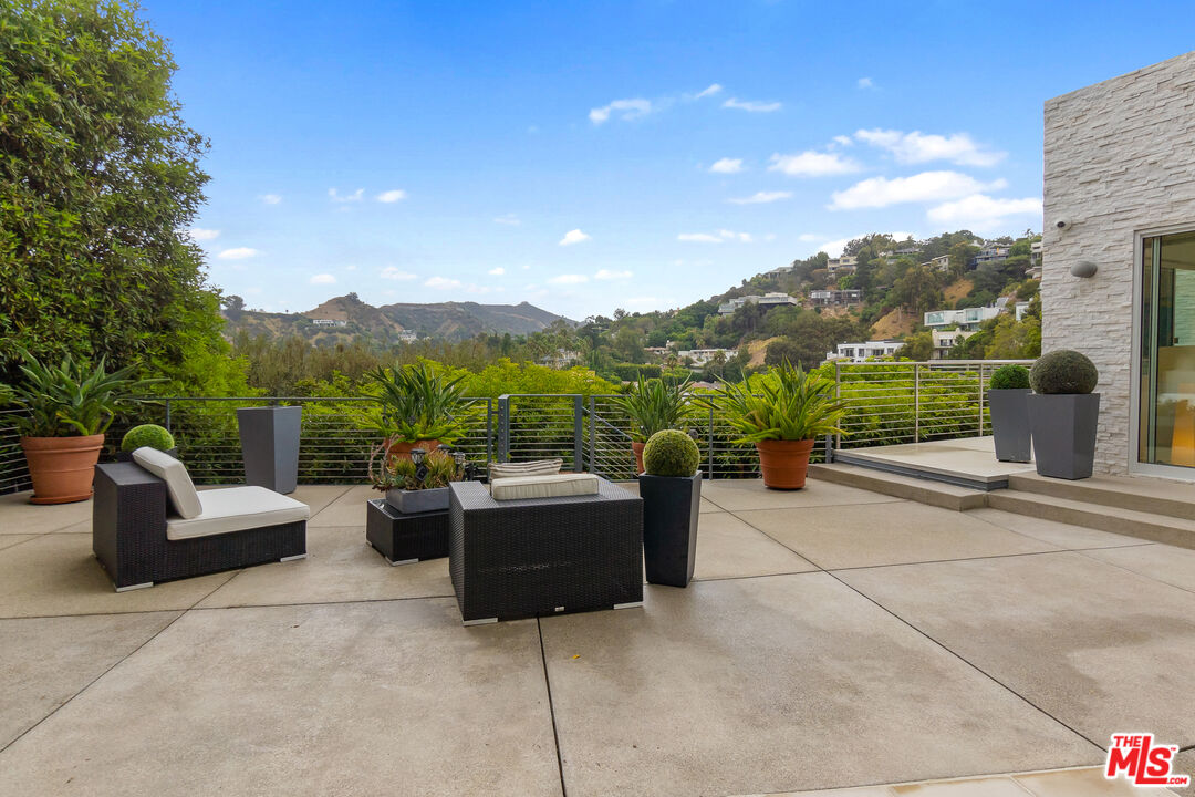 9422 Readcrest Drive Beverly Hills, CA 90210 - Photo 19 of 23