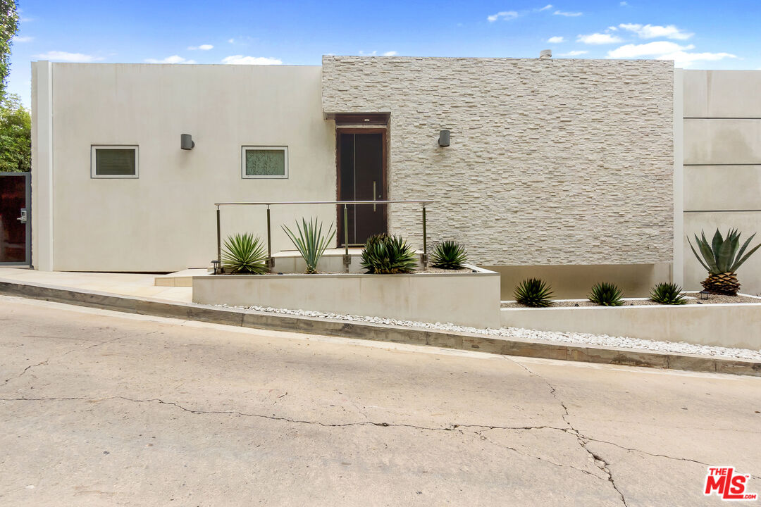 9422 Readcrest Drive Beverly Hills, CA 90210 - Photo 20 of 23