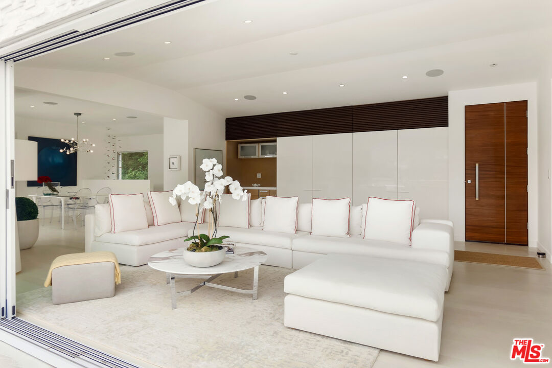 9422 Readcrest Drive Beverly Hills, CA 90210 - Photo 3 of 23