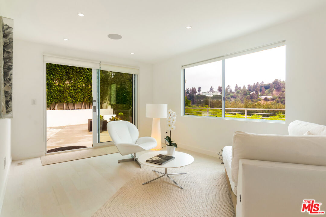 9422 Readcrest Drive Beverly Hills, CA 90210 - Photo 5 of 23