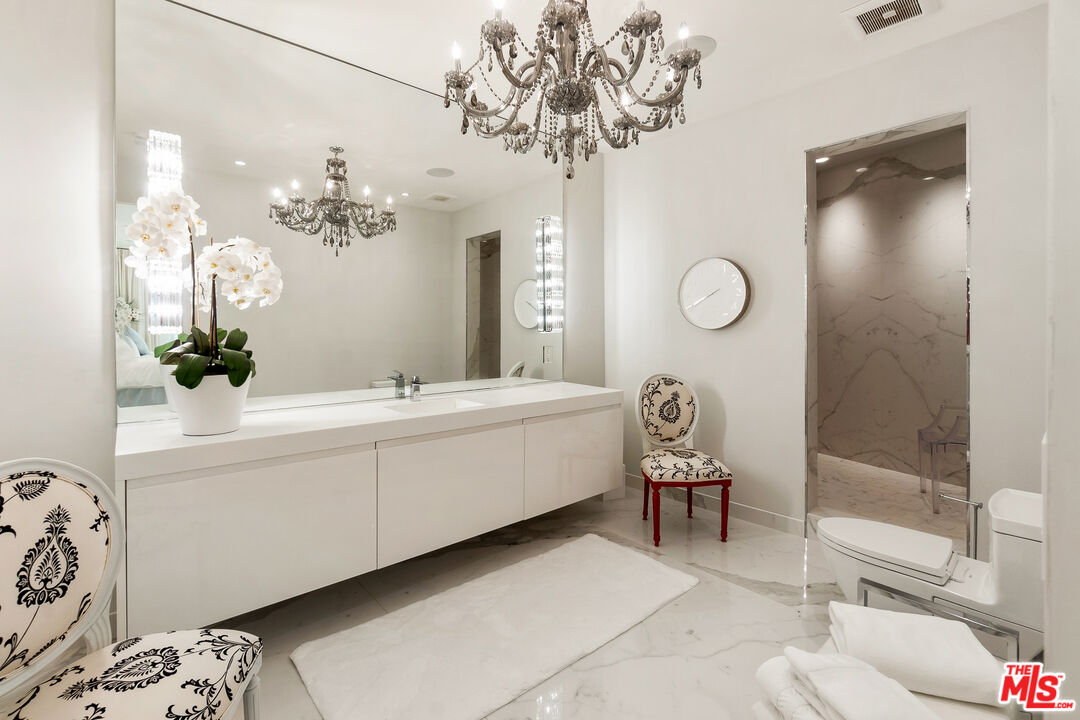 9422 Readcrest Drive Beverly Hills, CA 90210 - Photo 8 of 23