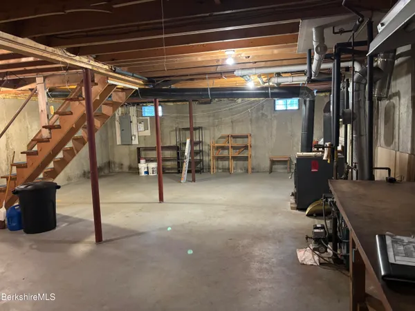 a view of entryway with workspace