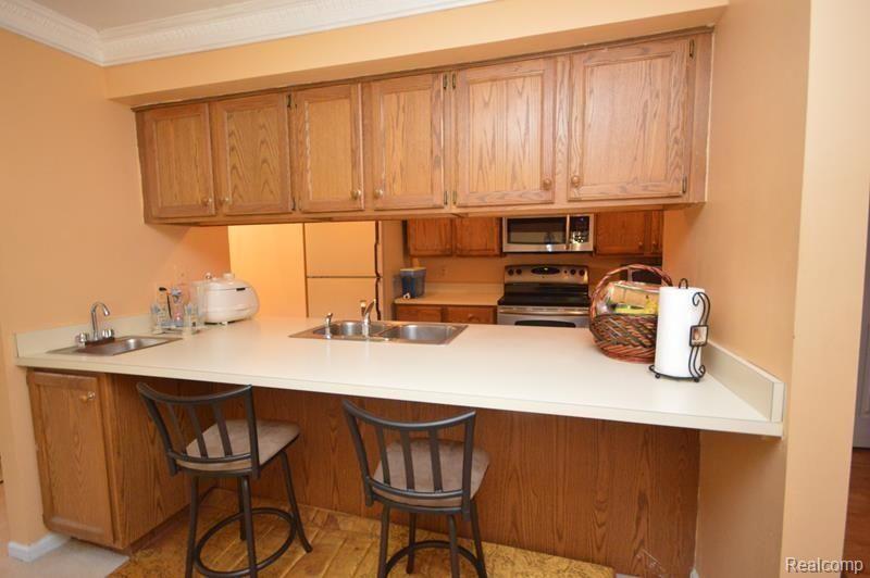 1635 Huntington Park, Unit F Rochester Hills, MI 48309 - Photo 5 of 11