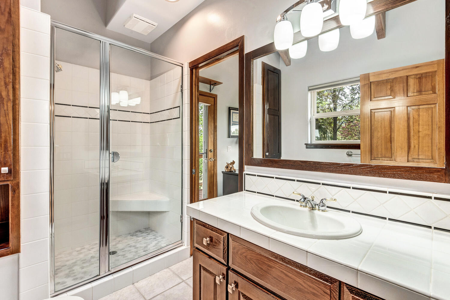 60470 Arnold Market Road Bend, OR 97702 - Photo 24 of 53 en suite bedroom 2 full bath