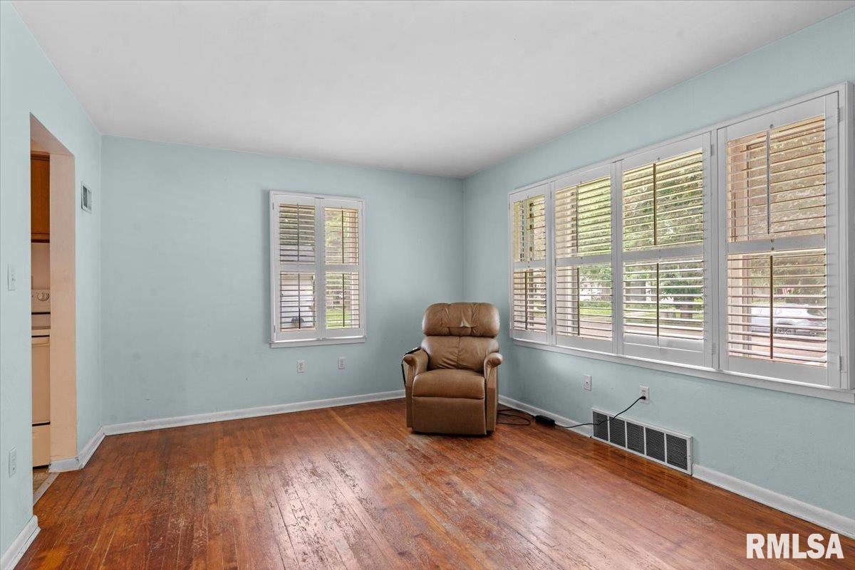 2424 Holmes Avenue Springfield, IL 62704 - Photo 6 of 37