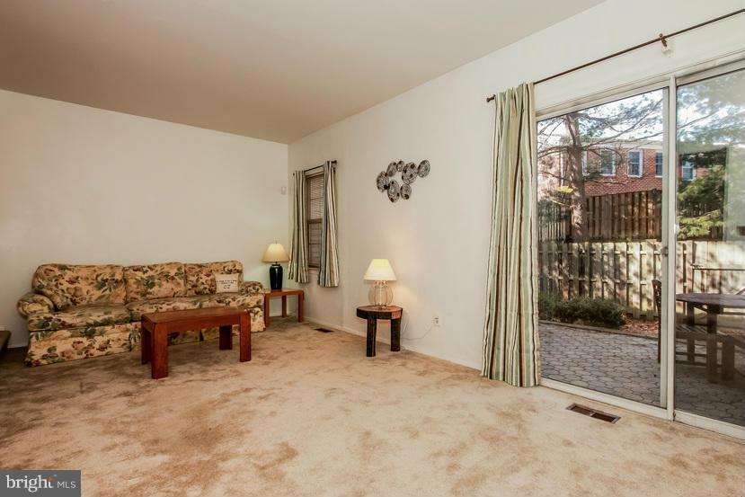 11573 Sullnick Way Gaithersburg, MD 20878 - Photo 7 of 23 Living Room
