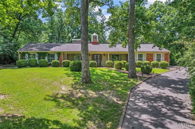 $740,000 | 8 Balcon Estates, Creve Coeur, MO 63141