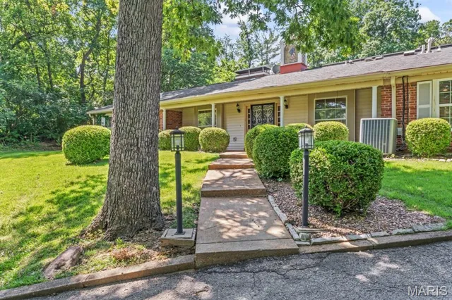 $740,000 | 8 Balcon Estates, Creve Coeur, MO 63141