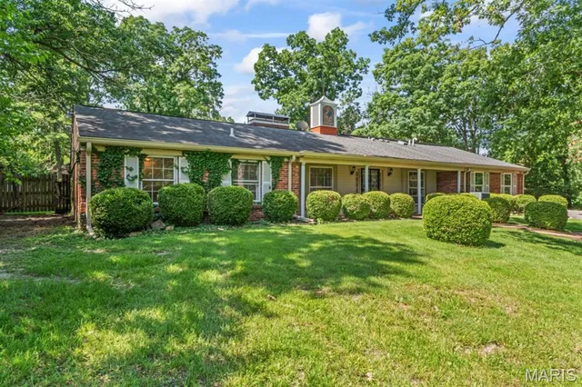 $740,000 | 8 Balcon Estates, Creve Coeur, MO 63141