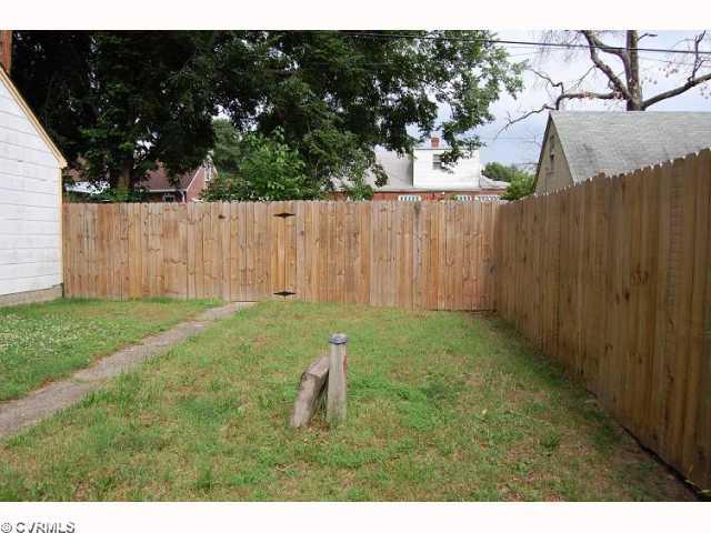 609 Rothesay Road Richmond, VA 23221 - Photo 9 of 11 Yard/Garden