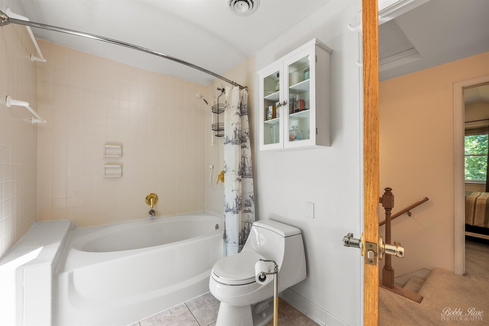 22489 Glidden Road DeKalb, IL 60115 - Photo 24 of 44 a bathroom with a toilet and a bathtub