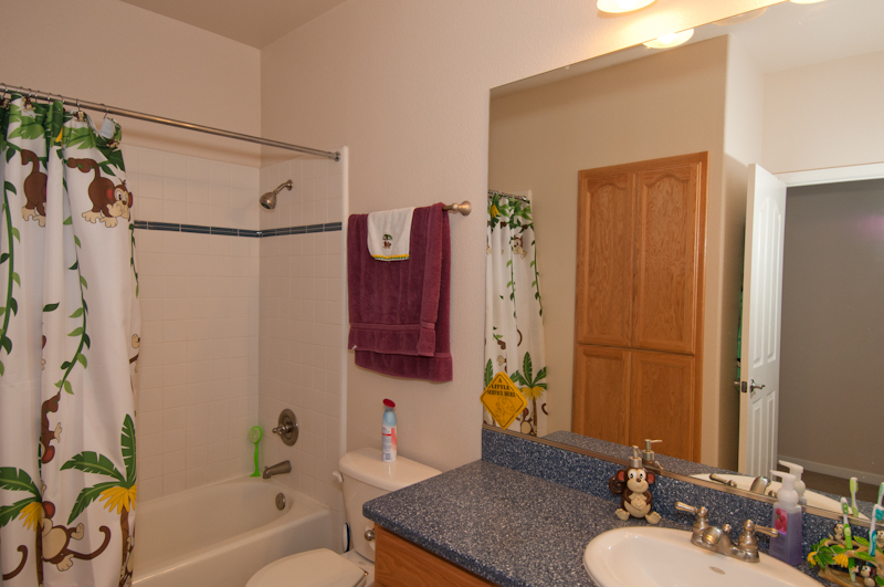 20797 Chicken Springs Road Redding, CA 96003 - Photo 27 of 27 Hall Bath