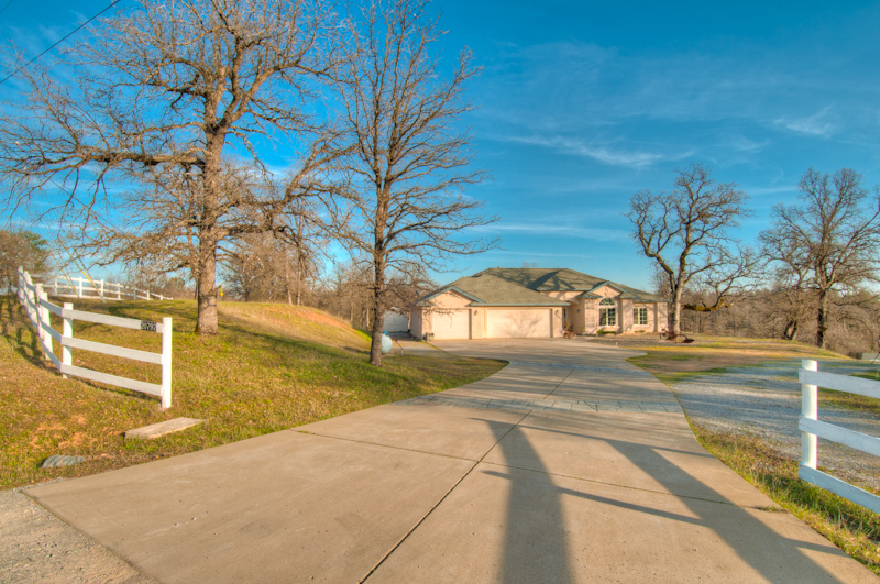 20797 Chicken Springs Road Redding, CA 96003 - Photo 3 of 27 Driveway