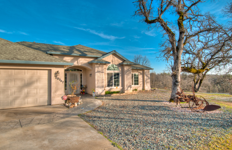 20797 Chicken Springs Road Redding, CA 96003 - Photo 4 of 27 Walk way