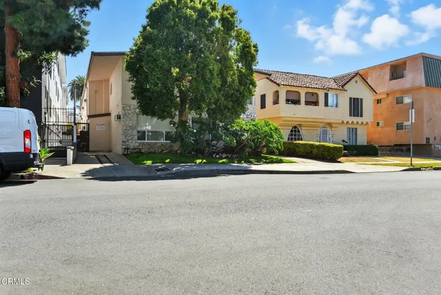 a view of a pathway with house on both side