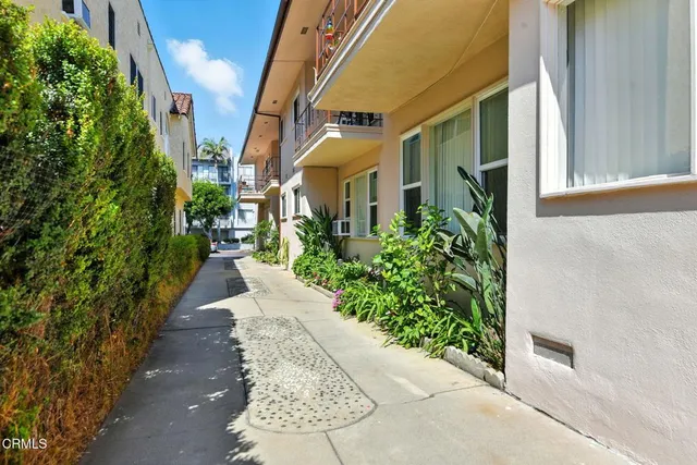 $3,200,000 | 122 North Croft Avenue, Los Angeles, CA 90048