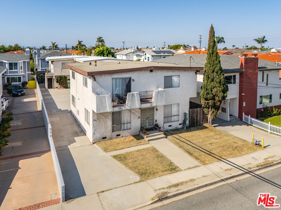 2013 Ruhland Avenue Redondo Beach, CA 90278 - Photo 9 of 11 a view of a house with sitting area