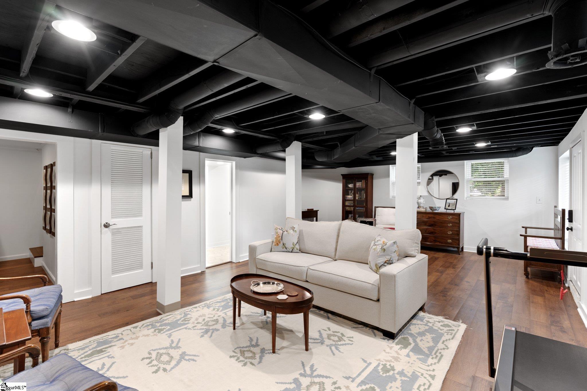 321 Robin Hood Road Greenville, SC 29607 - Photo 23 of 47