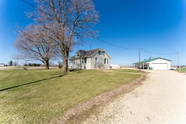$390,000 | 3405 South White Rock Road, Rochelle, IL 61068