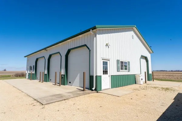 $390,000 | 3405 South White Rock Road, Rochelle, IL 61068