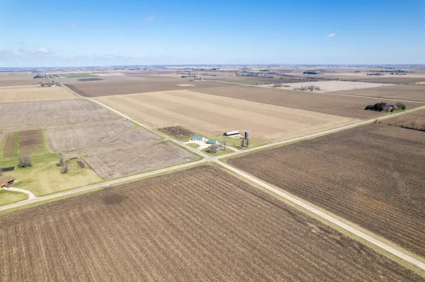 $390,000 | 3405 South White Rock Road, Rochelle, IL 61068