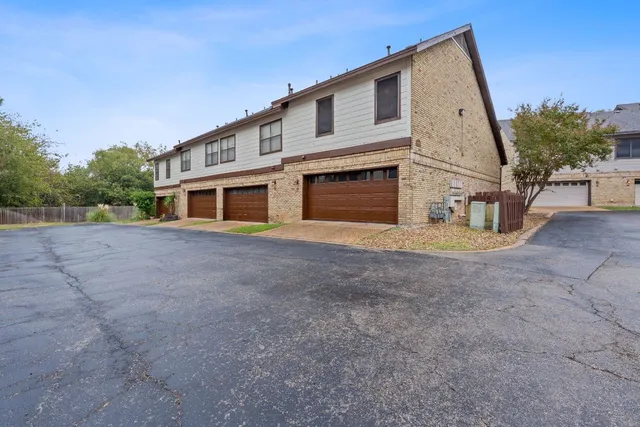 $2,100 | 10819 Crown Colony Drive, Unit 33, Austin, TX 78747