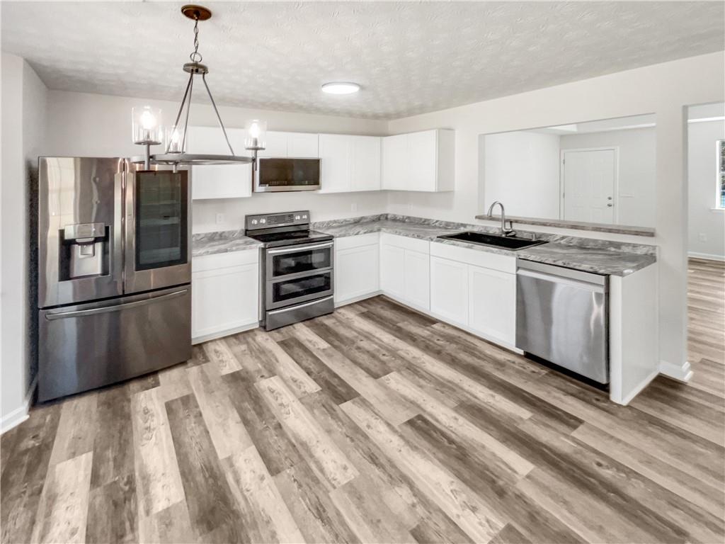 24 Chelsea Lane Grantville, GA 30220 - Photo 6 of 20 a kitchen with granite countertop a refrigerator oven a sink and dishwasher
