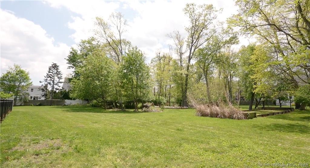 372 Rowland Road Fairfield, CT 06824 - Photo 13 of 37