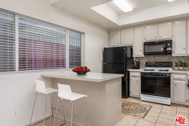 $3,900 | 5139 Balboa Boulevard, Unit 12, Encino, CA 91316