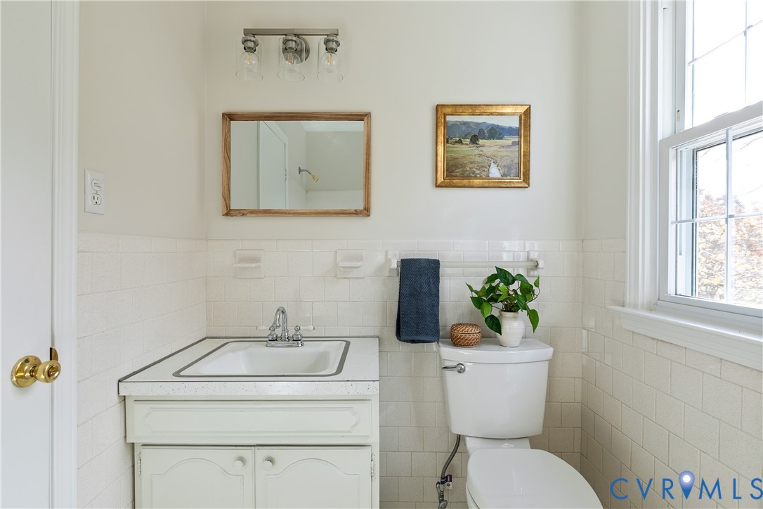 10200 Merrigan Road Richmond, VA 23235 - Photo 36 of 47 a bathroom with a toilet a sink and mirror