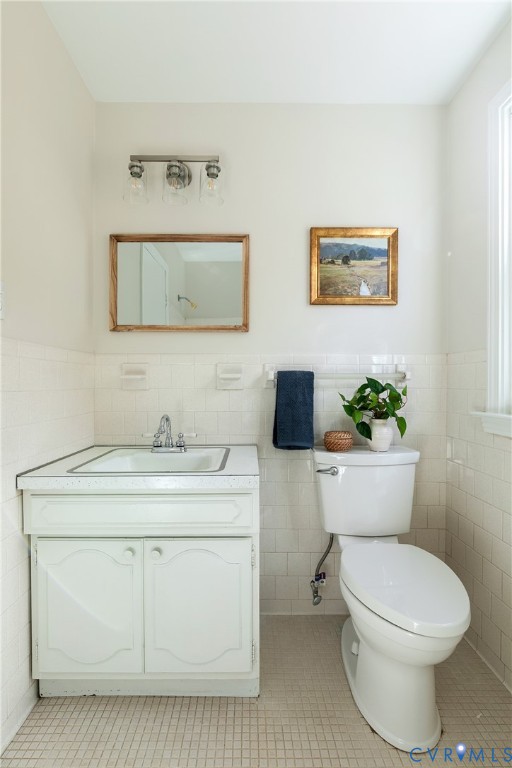 10200 Merrigan Road Richmond, VA 23235 - Photo 37 of 47 a bathroom with a toilet a sink and mirror