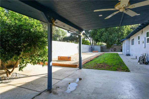 a view of a back yard